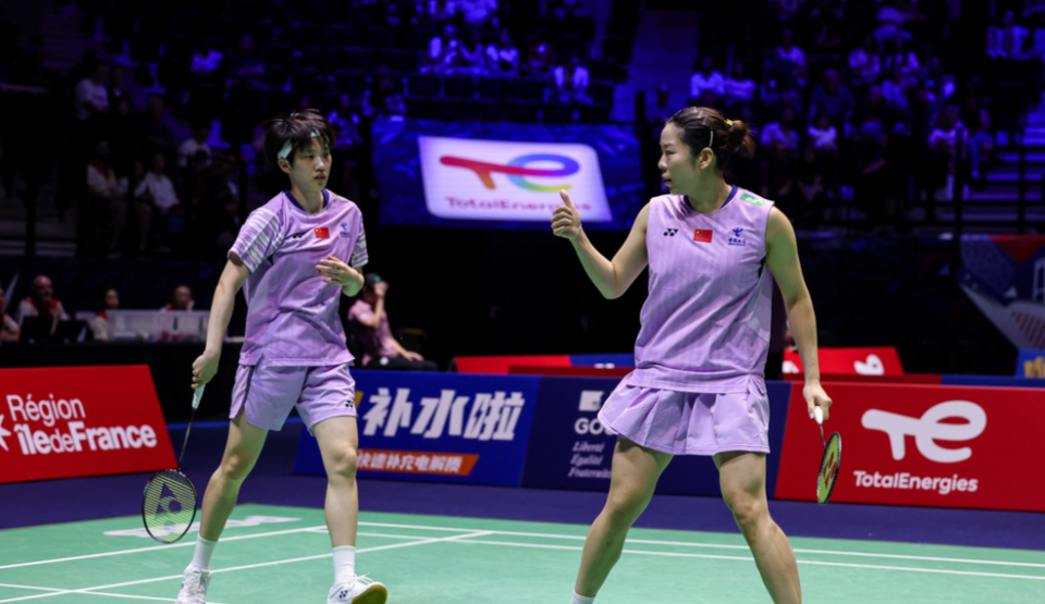 二人靠着前 二人靠着前