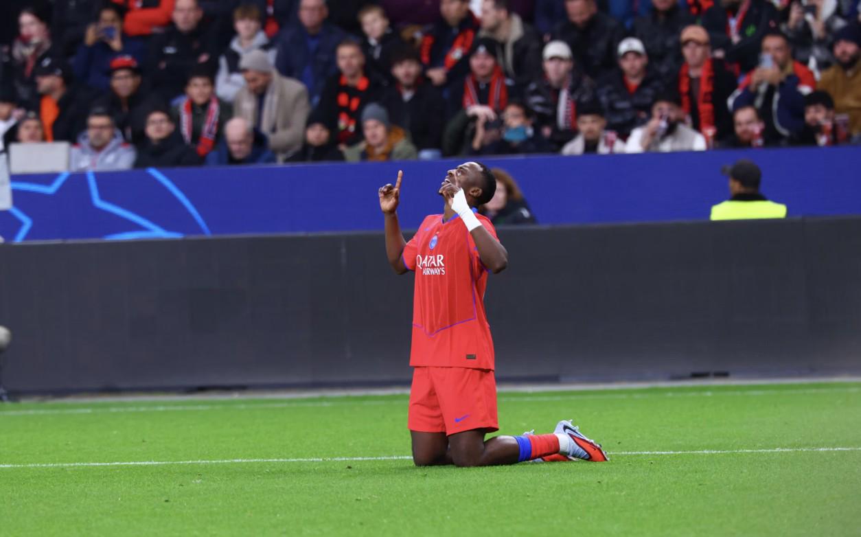 另一名球员, 处在于替补 另一名球员, 处在于替补