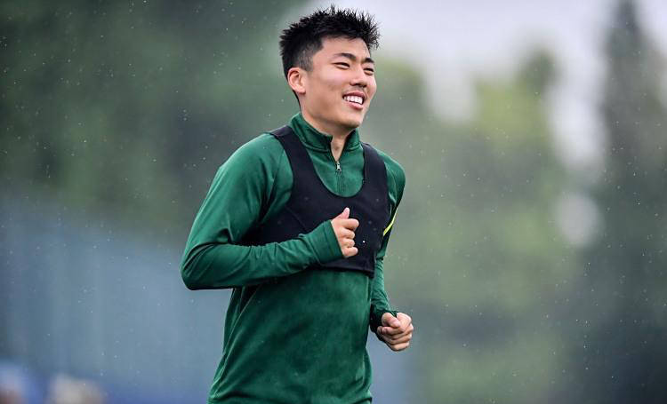 如今已发展, 未实现自己, 尽管何朕宇